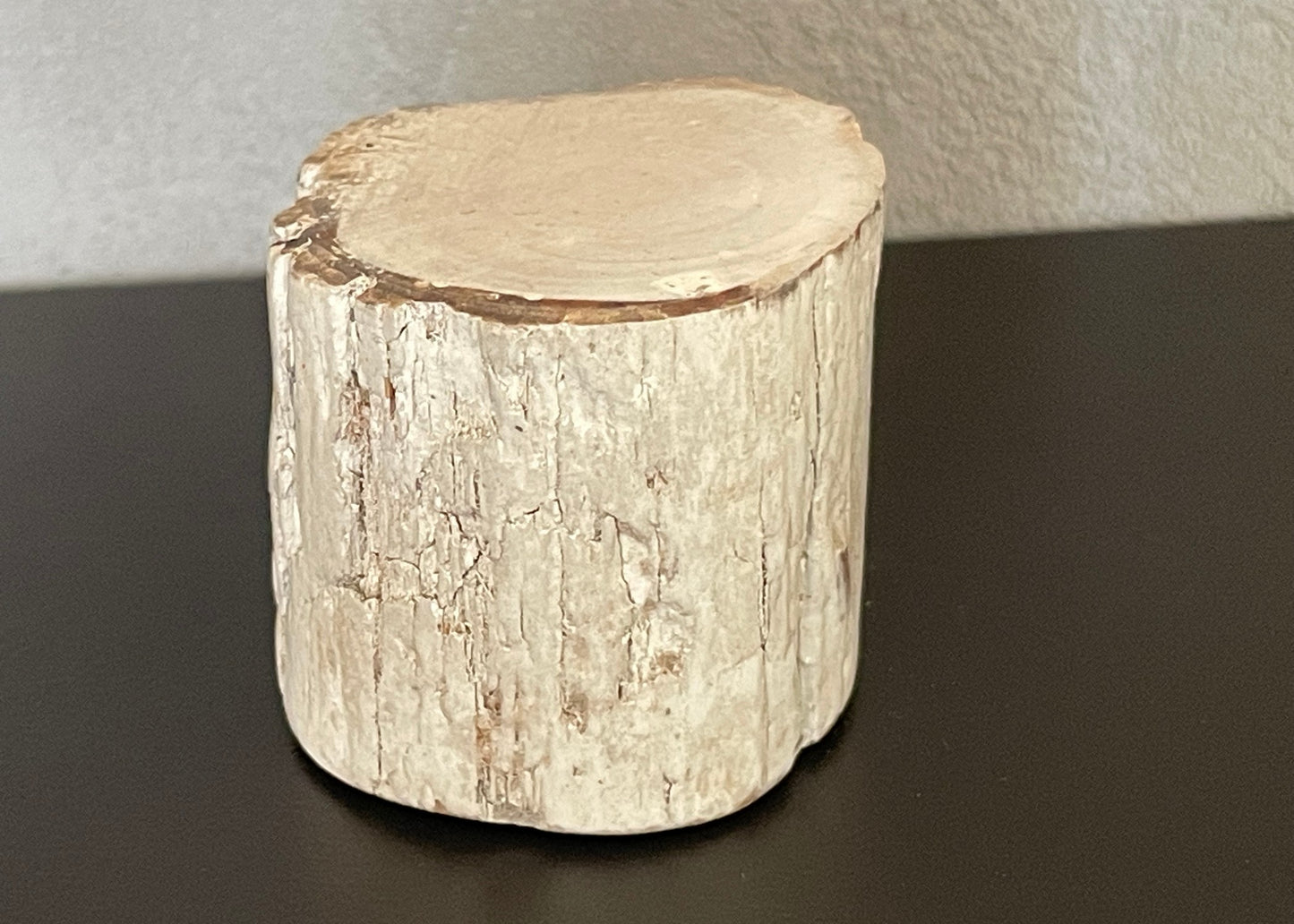 Driftwood Round Accent End Table in White Gloss Finish