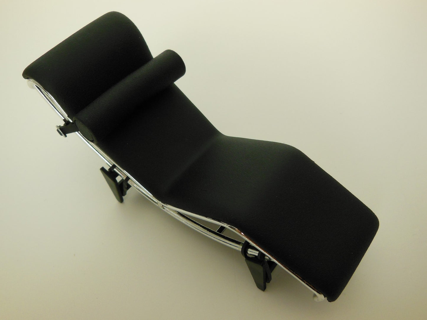 Le Corbusier LC4 Chaise Lounge Stock Black