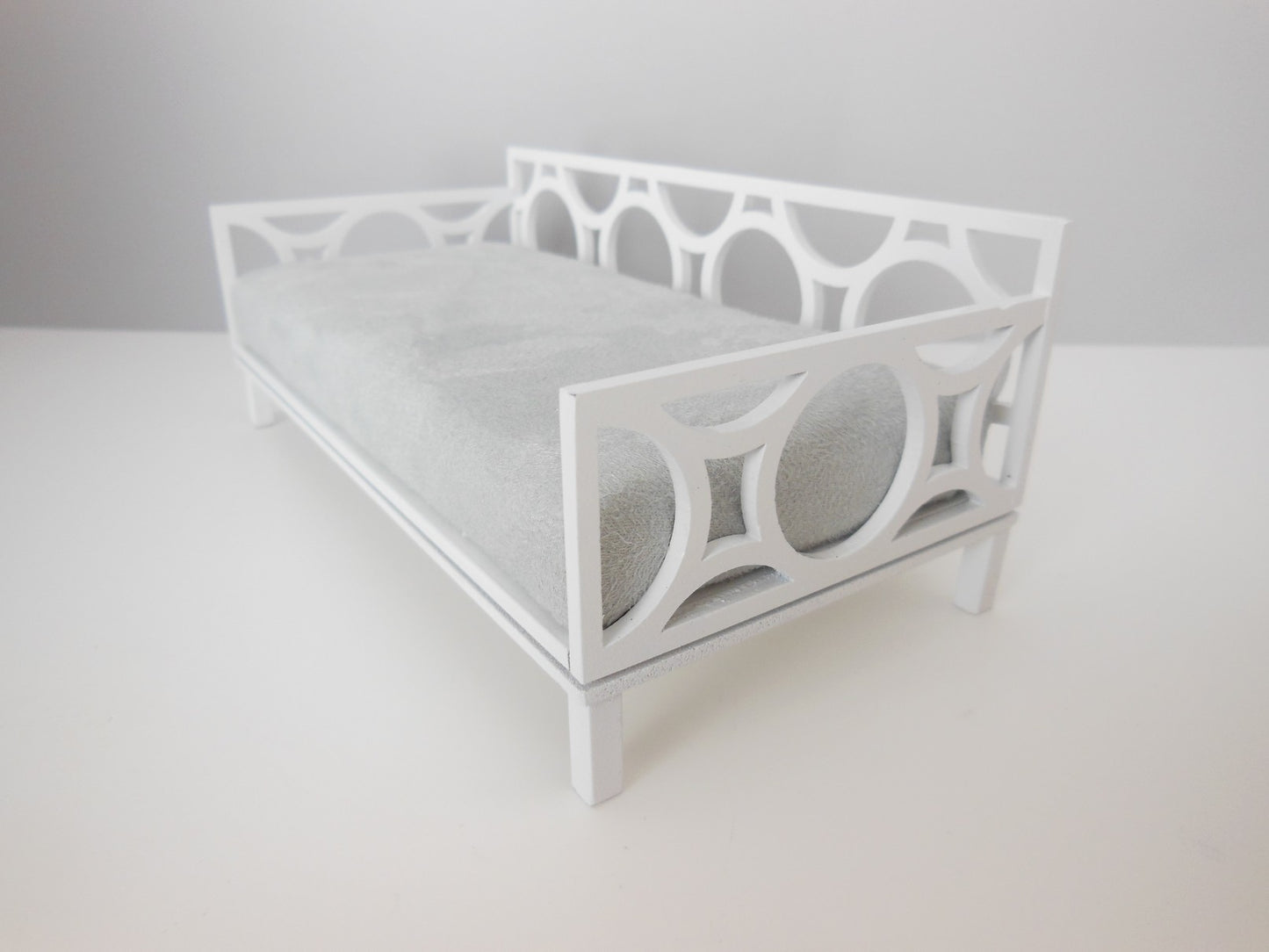 Cortez Daybed with White Frame and Gray Mattress