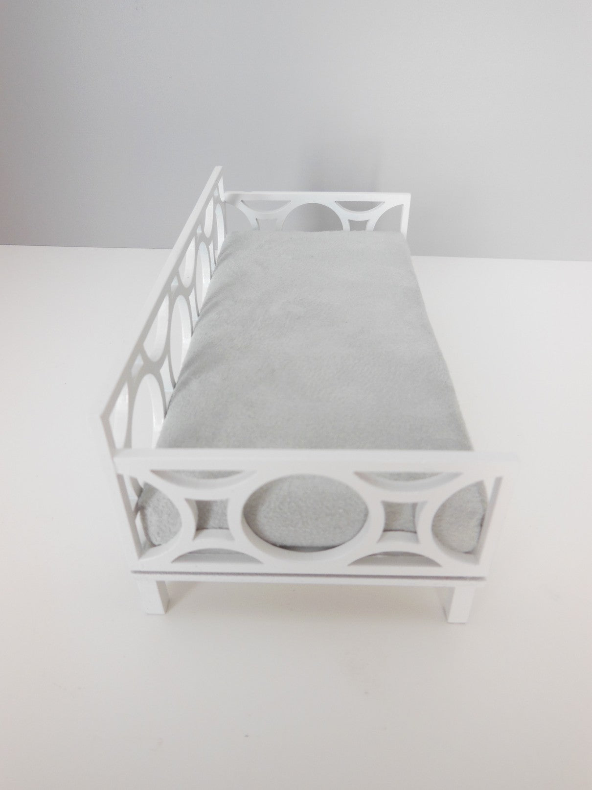 Cortez Daybed with White Frame and Gray Mattress