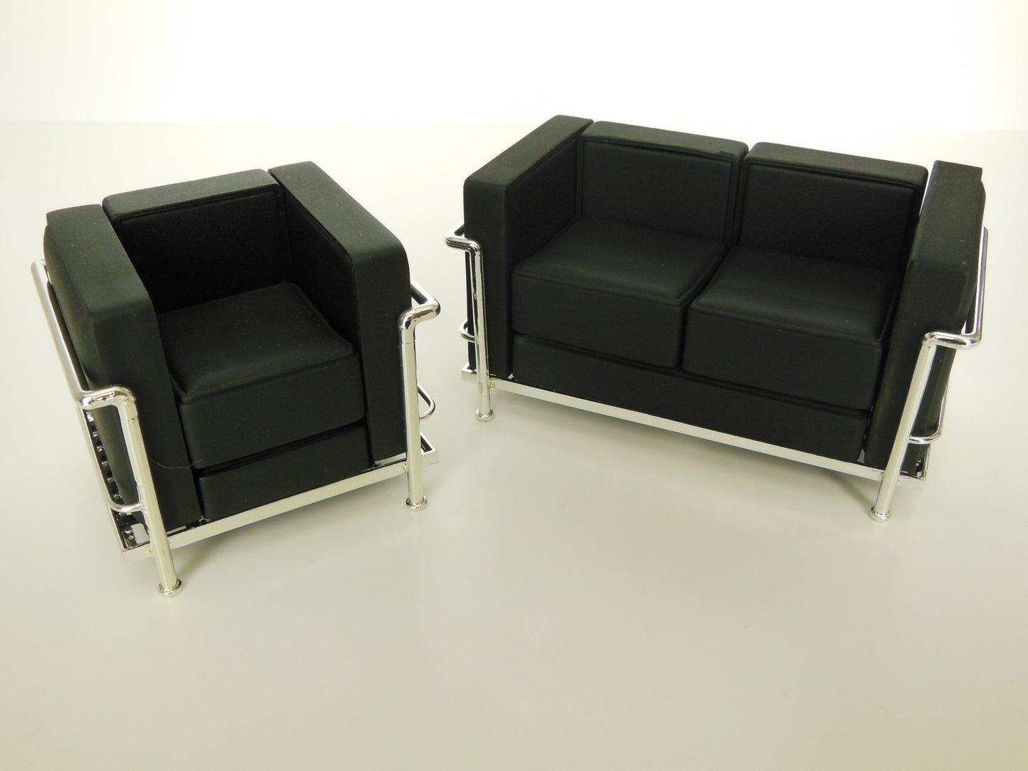 Le Corbusier Petit Lounge Sofa Stock Black