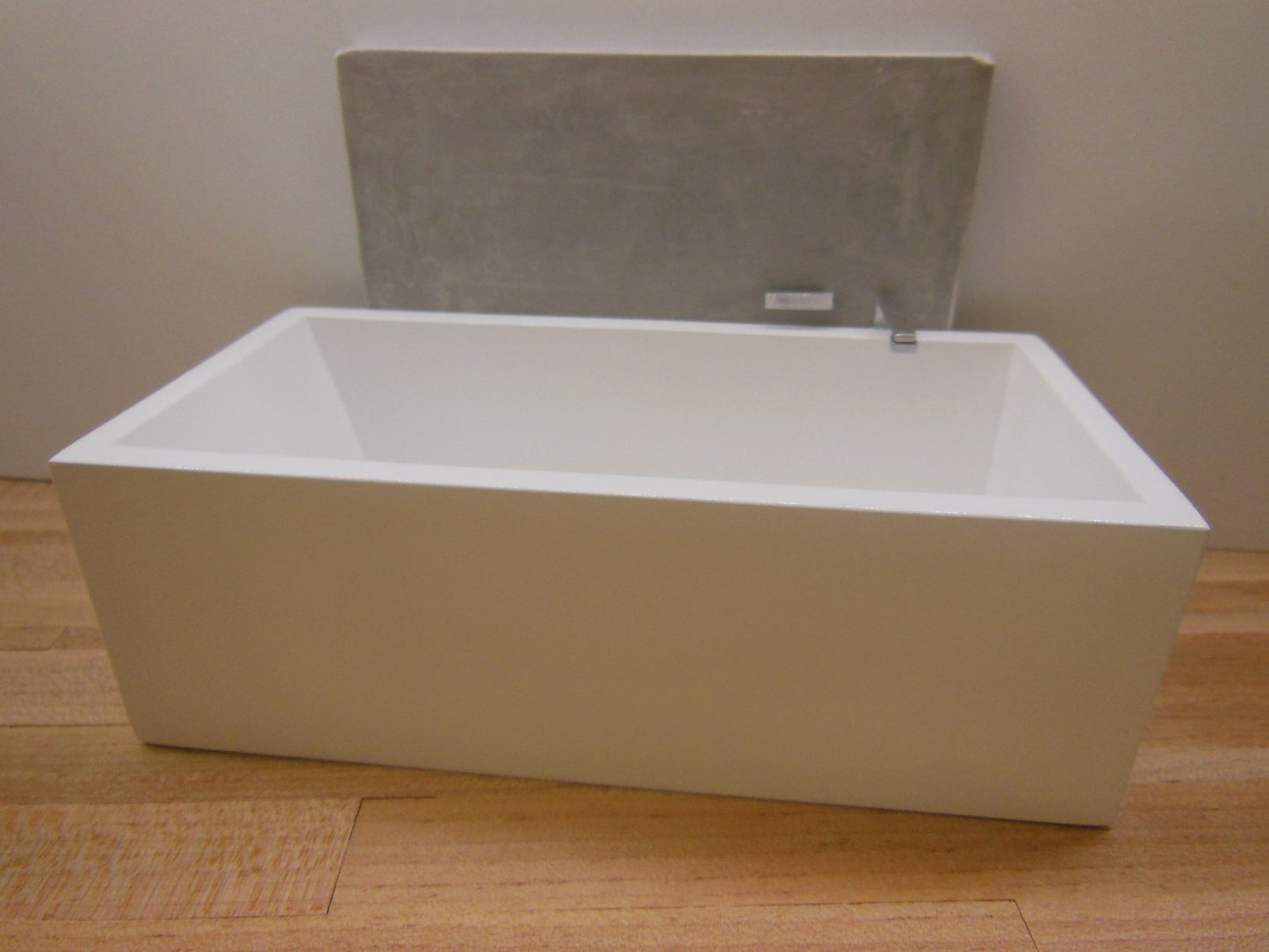 Toki Tub with Concrete Backwall