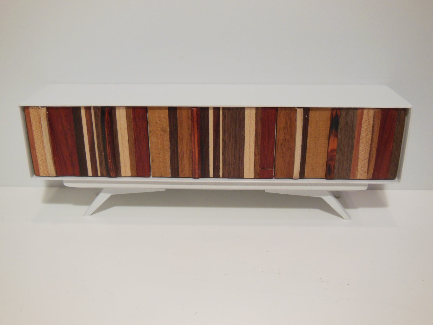 Fynn Console in M.U.T.T. with White Surround