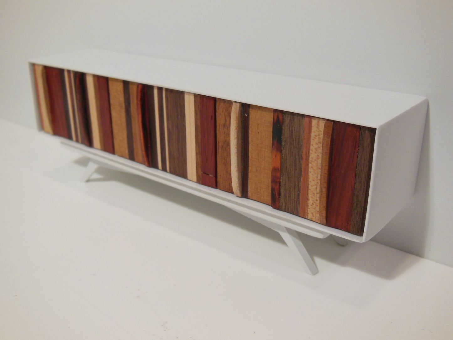 Fynn Console in M.U.T.T. with White Surround
