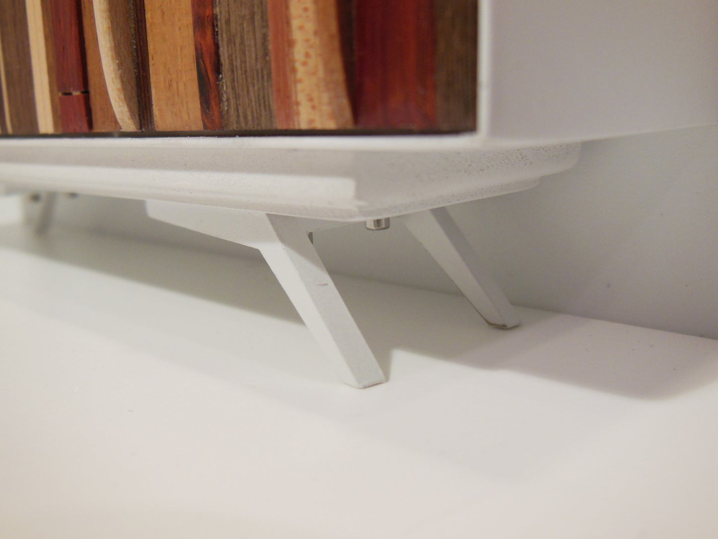 Fynn Console in M.U.T.T. with White Surround