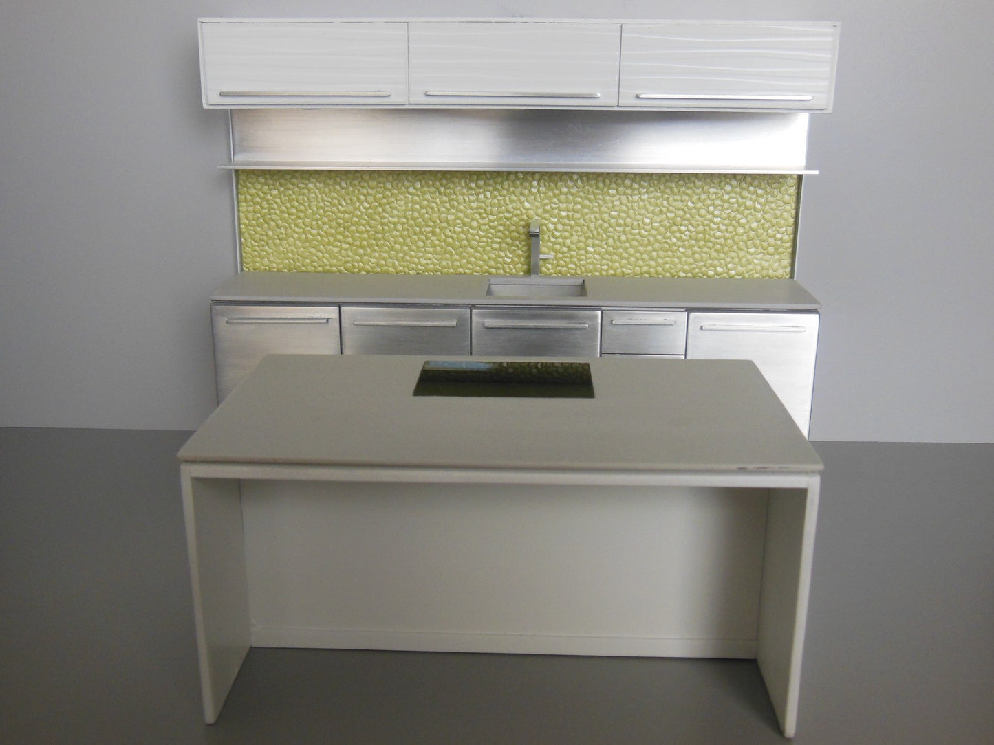 Essex Kitchen with Clear Backsplash