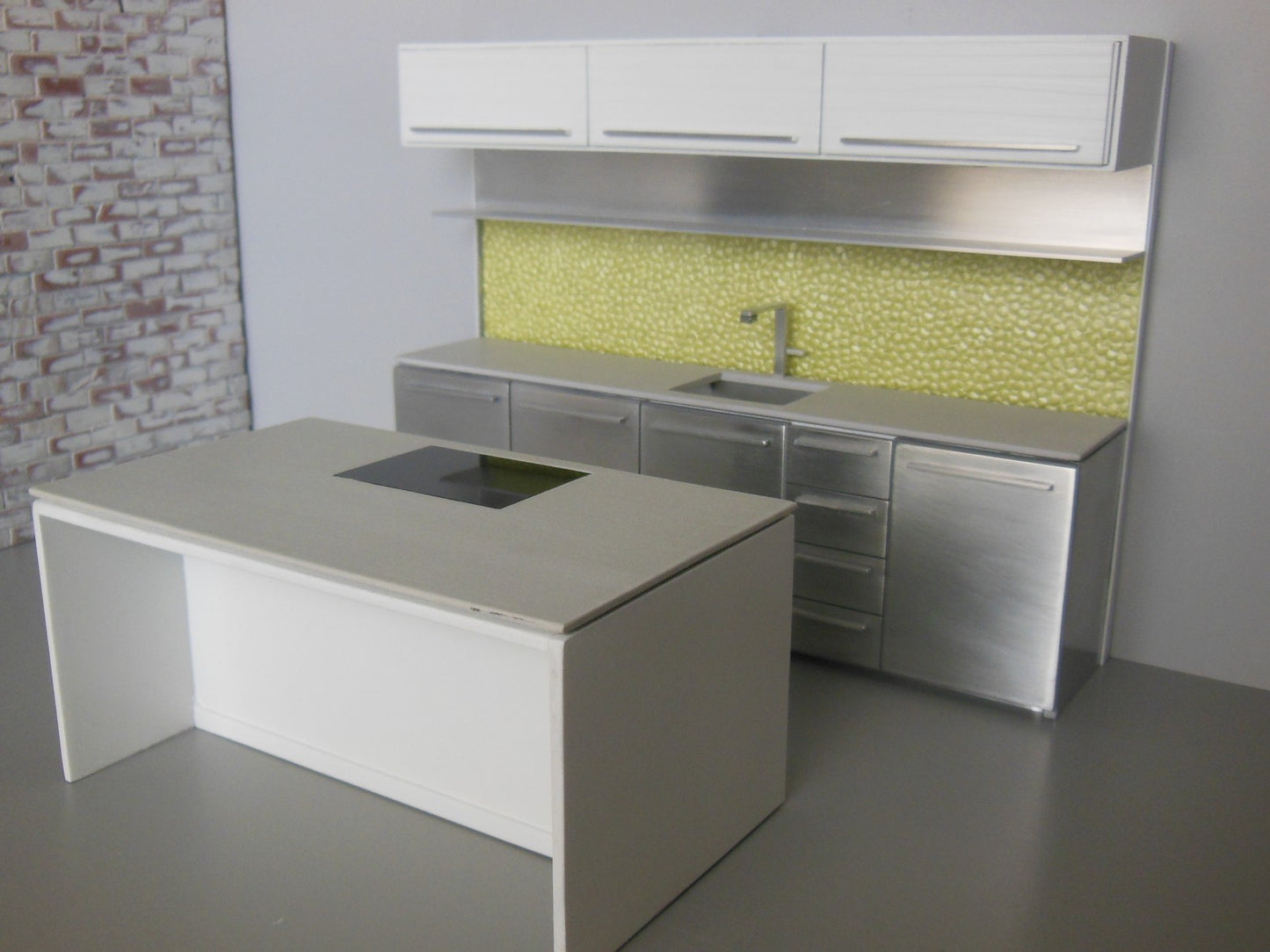 Essex Kitchen with Clear Backsplash