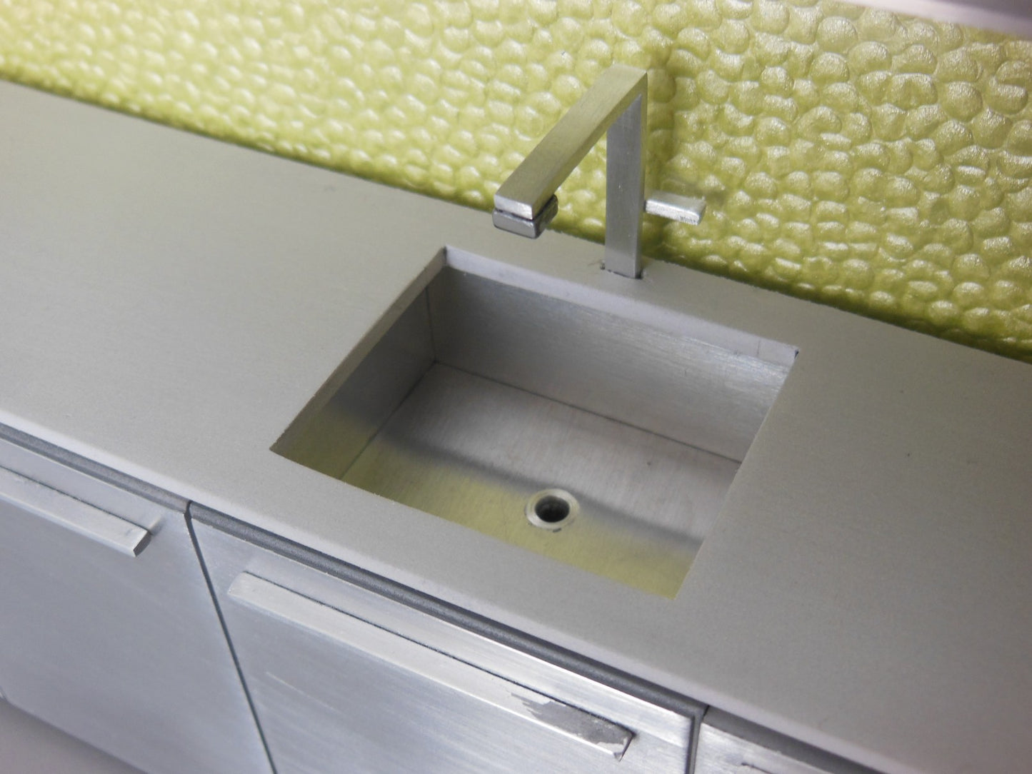 Essex Kitchen with Clear Backsplash