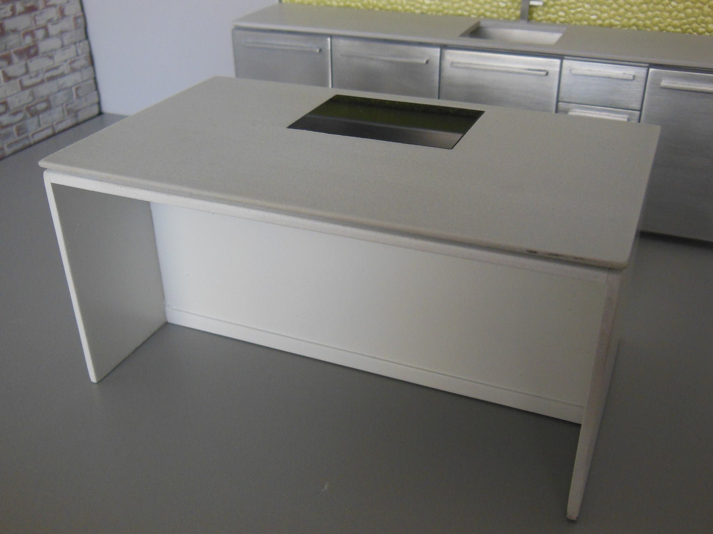 Essex Kitchen with Clear Backsplash