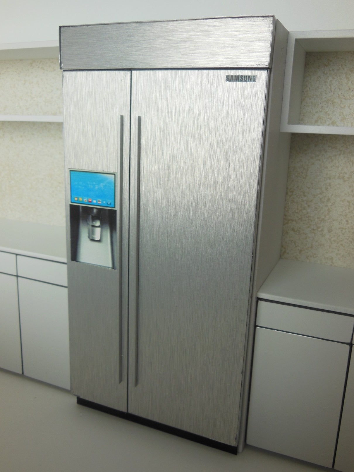 Frenton Kitchen in White with Pebble Back Wall