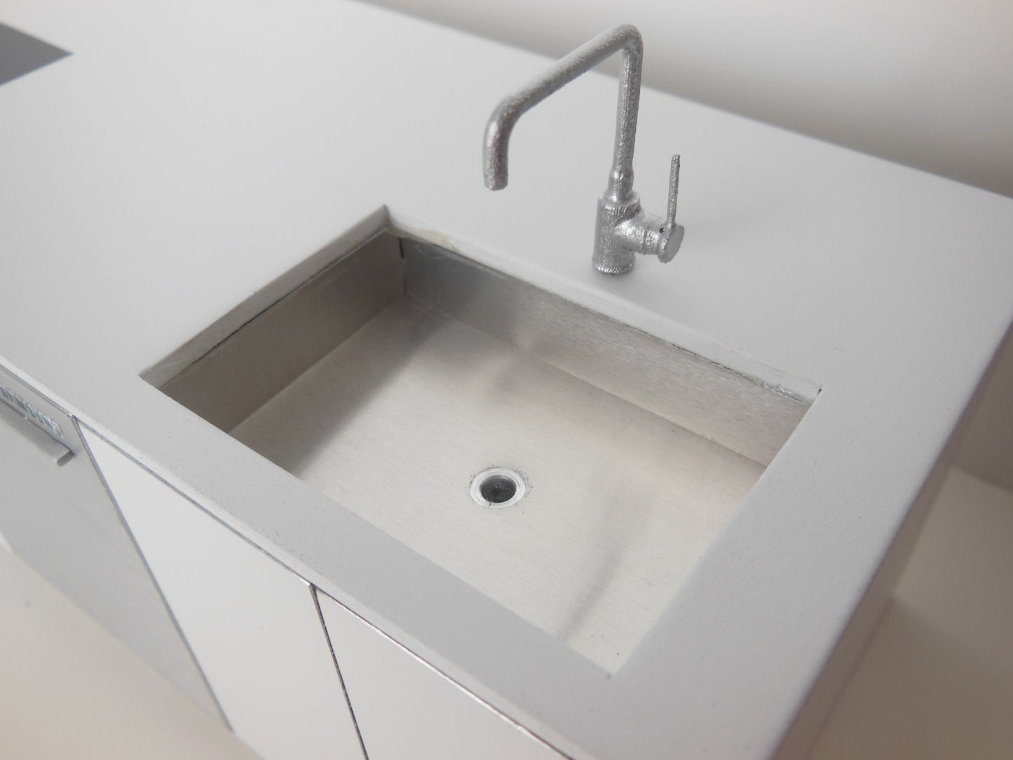 Frenton Kitchen in White with Pebble Back Wall