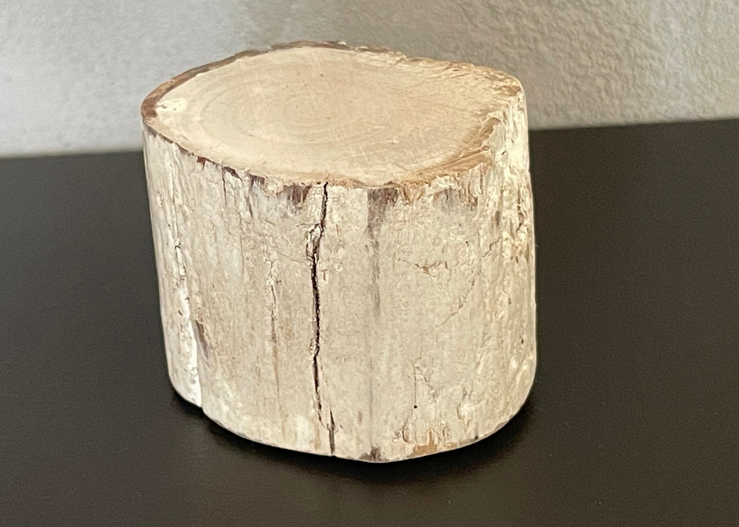 Driftwood Round Accent End Table in White Gloss Finish