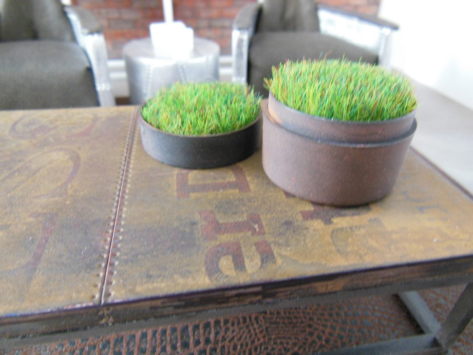 Short Round Rusted Tray with Wheat Grass