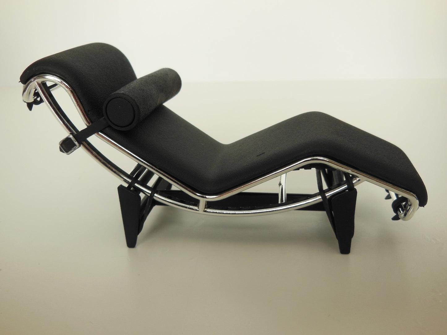 Le Corbusier LC4 Chaise Lounge Stock Black