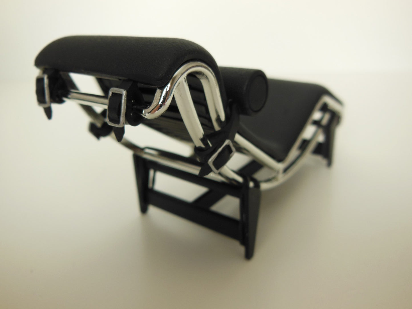 Le Corbusier LC4 Chaise Lounge Stock Black