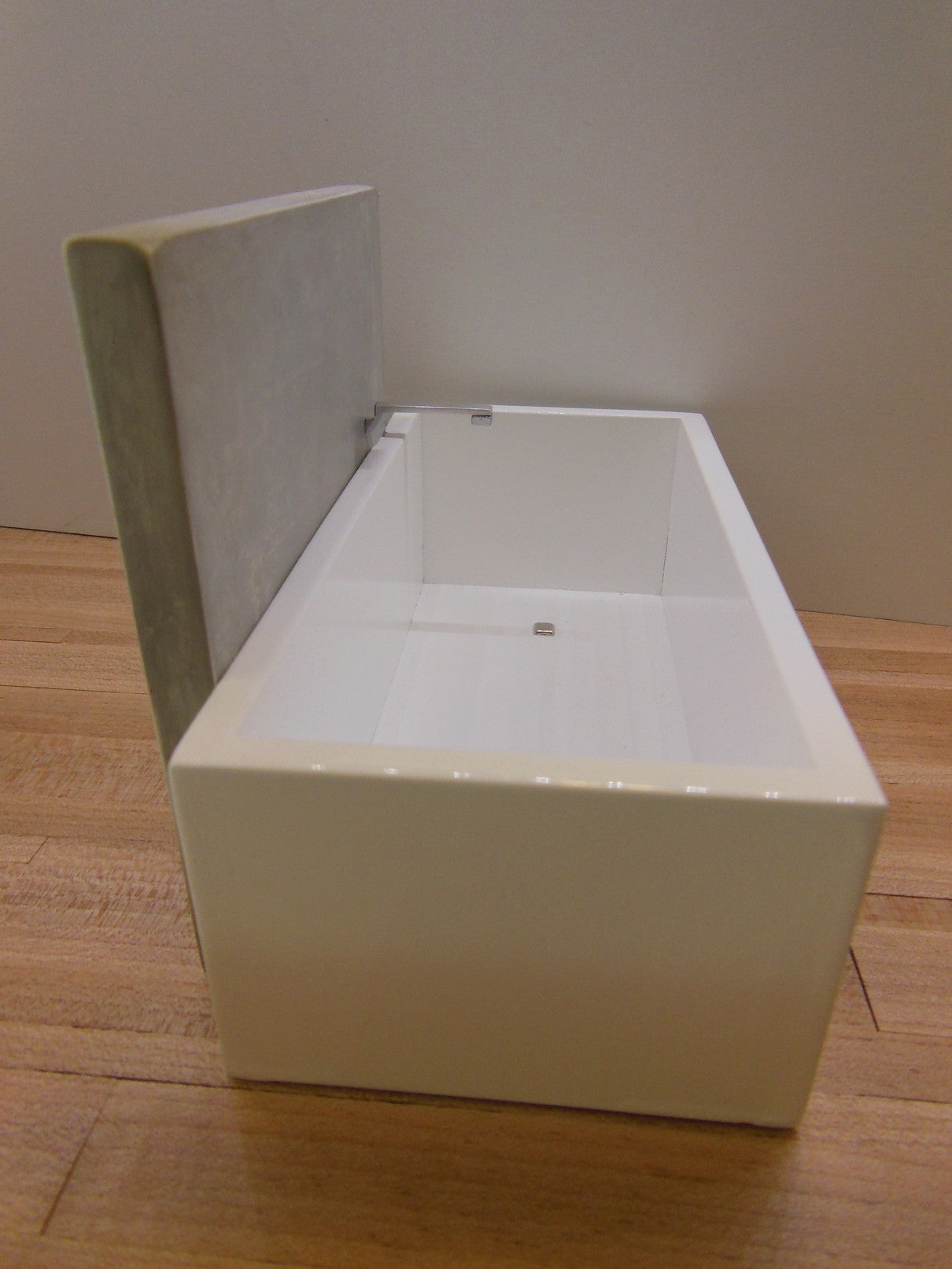 Toki Tub with Concrete Backwall