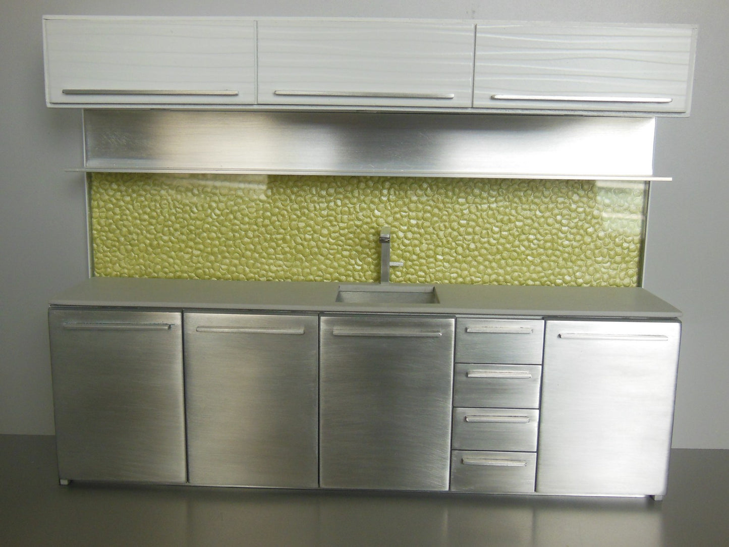 Essex Kitchen with Clear Backsplash