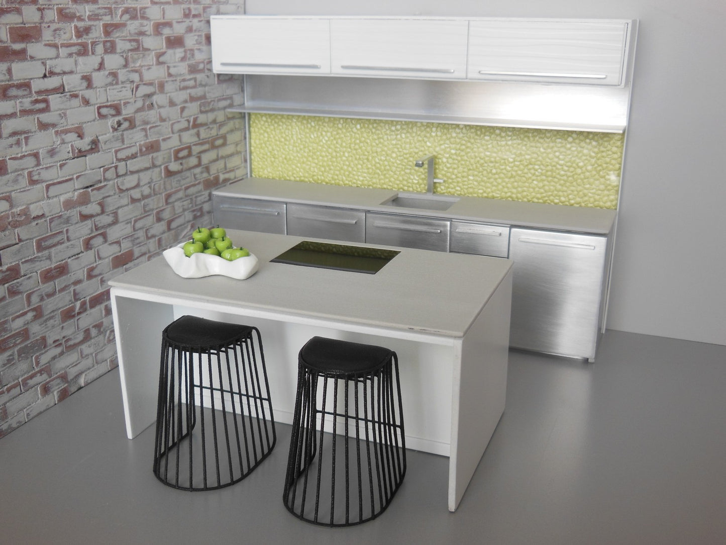 Essex Kitchen with Clear Backsplash