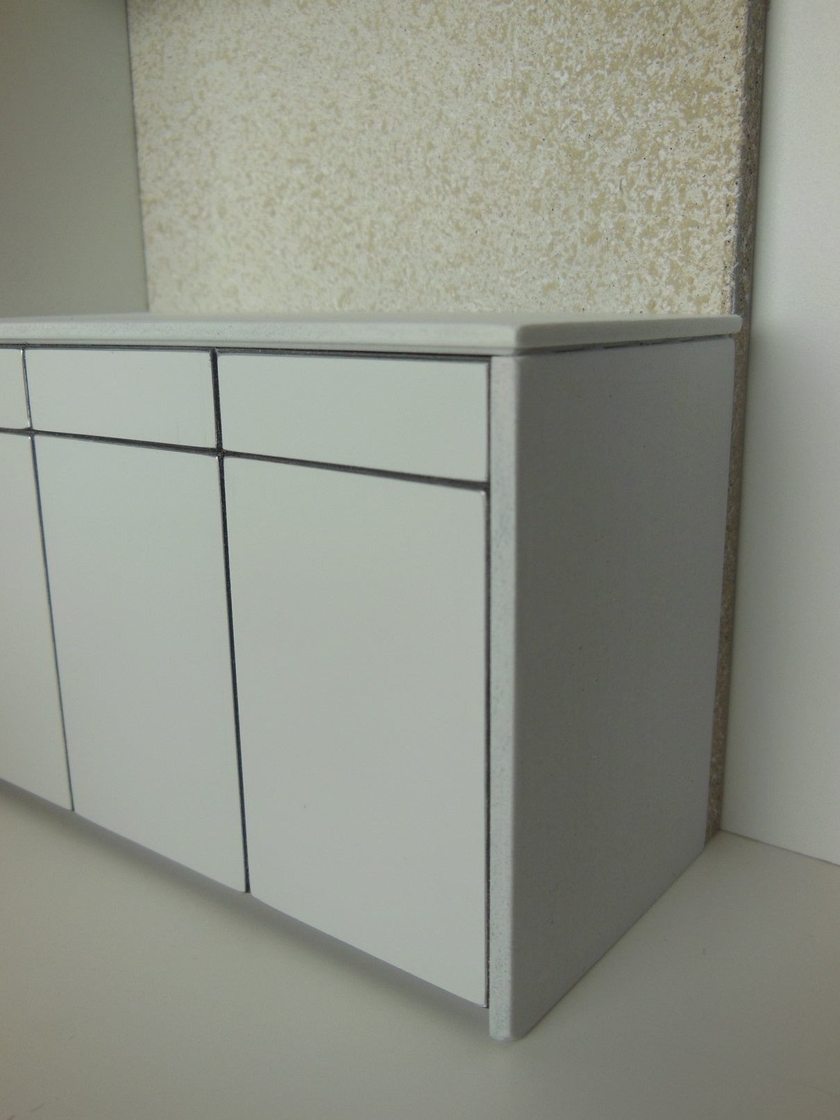 Frenton Kitchen in White with Pebble Back Wall