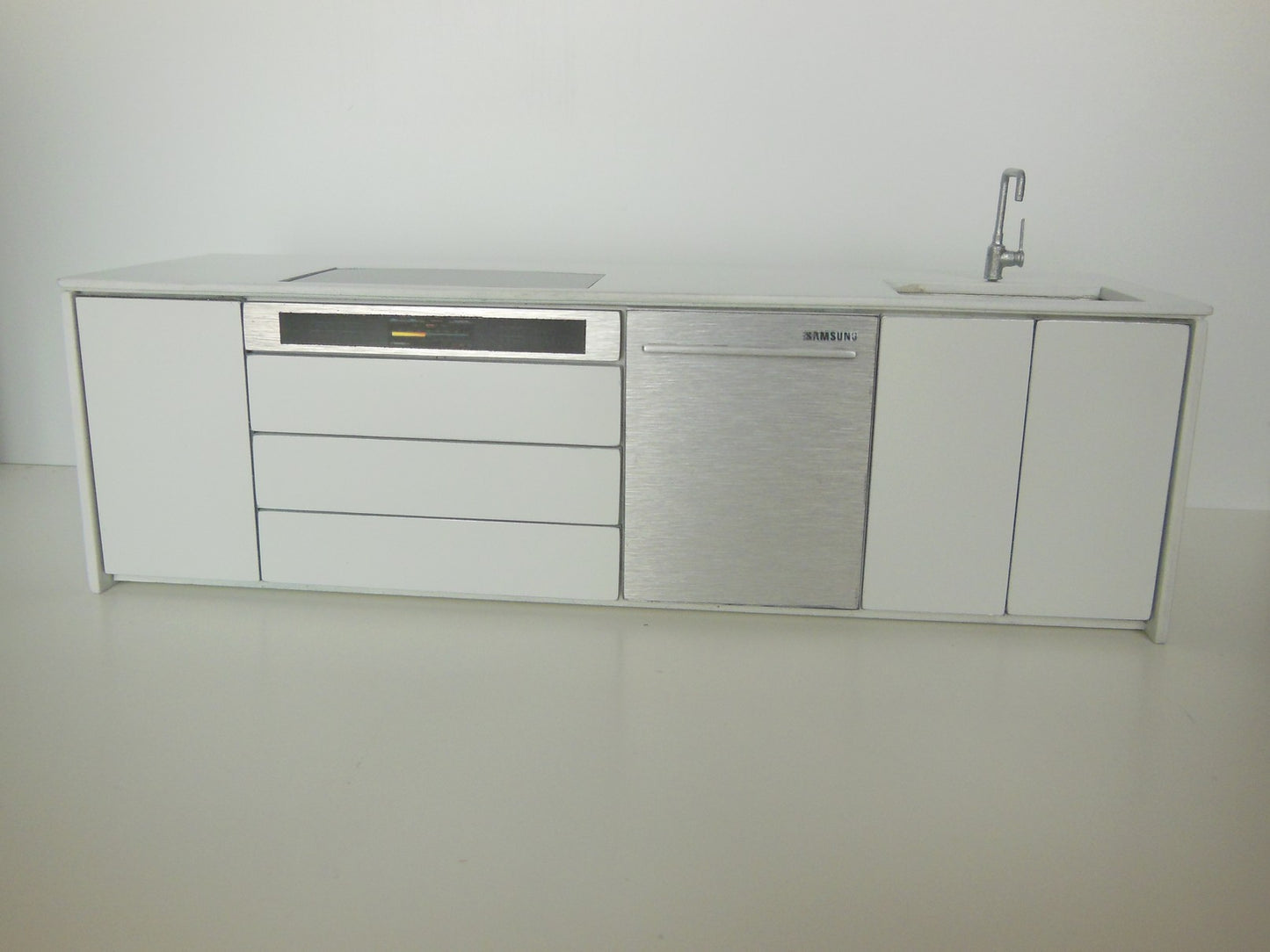 Frenton Kitchen in White with Pebble Back Wall