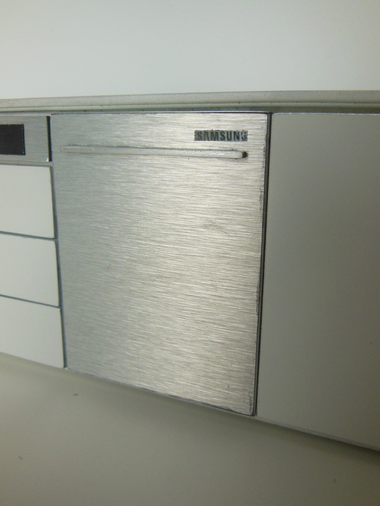 Frenton Kitchen in White with Pebble Back Wall